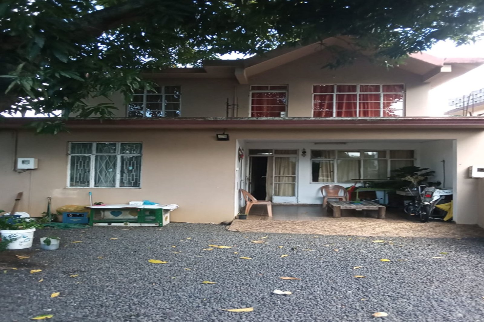 For sale big house of 2500p2 at Petit Raffray.