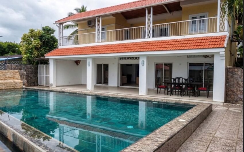 For sale beautiful beachfront villa of 4 bedrooms at Baie du Tombeau