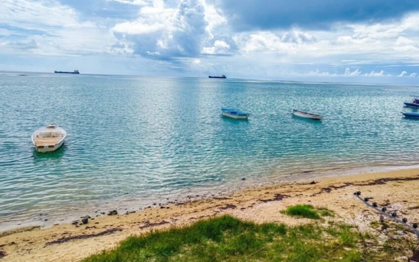For sale beautiful beachfront villa of 4 bedrooms at Baie du Tombeau